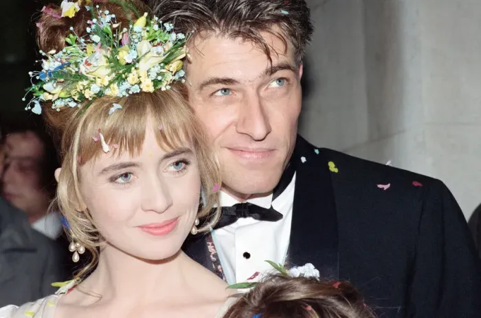 Framed Print : Actress Lysette Anthony marries Luc Leestemaker. Circa January 1991 Framed Print : Actress Lysette Anthony marries Luc Leestemaker. Circa January 1991