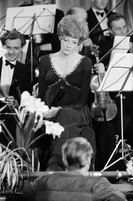 Framed Print : Actress Maggie Smith pictured during the filming of MGMs comedy Framed Print : Actress Maggie Smith pictured during the filming of MGMs comedy