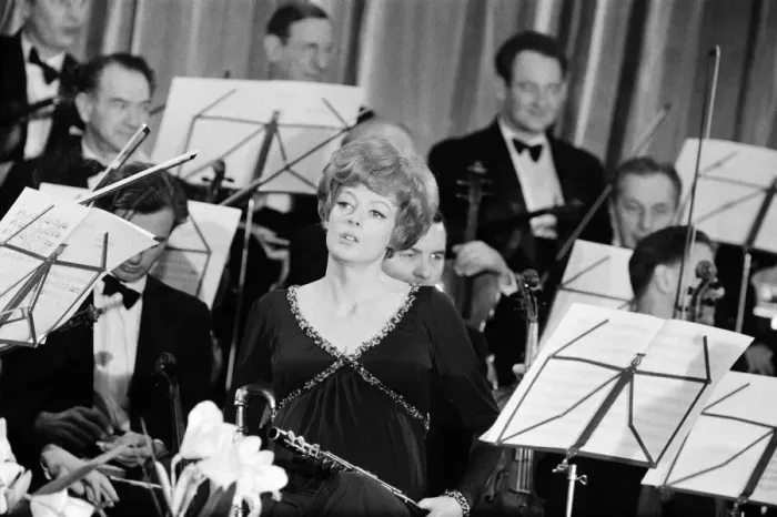 Framed Print : Actress Maggie Smith pictured during the filming of MGMs comedy Framed Print : Actress Maggie Smith pictured during the filming of MGMs comedy