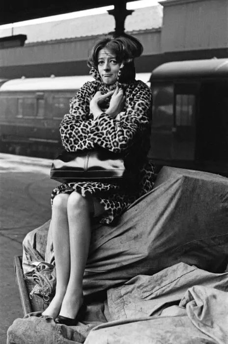 Framed Print : Actress Maggie Smith pictured on a train station platform as she waits for a train Framed Print : Actress Maggie Smith pictured on a train station platform as she waits for a train