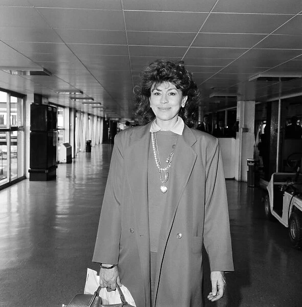 Actress Nanette Newman leaving Heathrow Airport for Australia. 24th March 1986