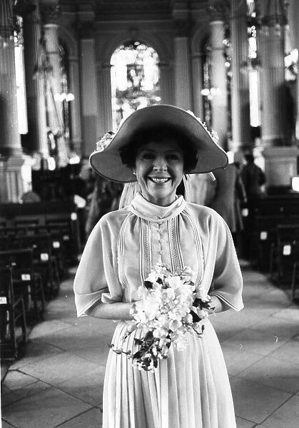 Actress Noele Gordon as Meg Richardson is married 1975 Crossroads TV
