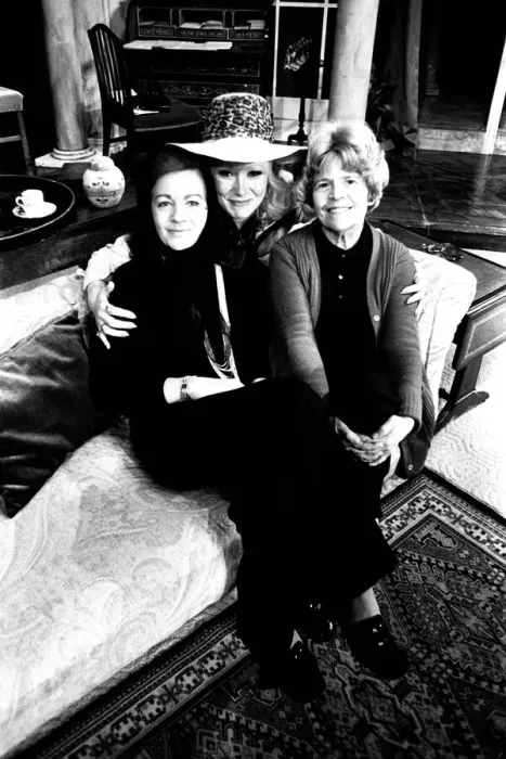 Framed Print : Actress Patricia Hayes with some of the cast of Relative Values at the Theatre Royal Framed Print : Actress Patricia Hayes with some of the cast of Relative Values at the Theatre Royal