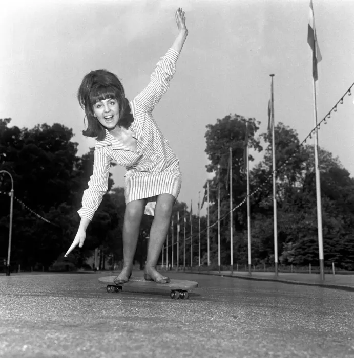 Framed Print : Actress Pauline Collins goes skateboarding. 4th June 1965 Framed Print : Actress Pauline Collins goes skateboarding. 4th June 1965
