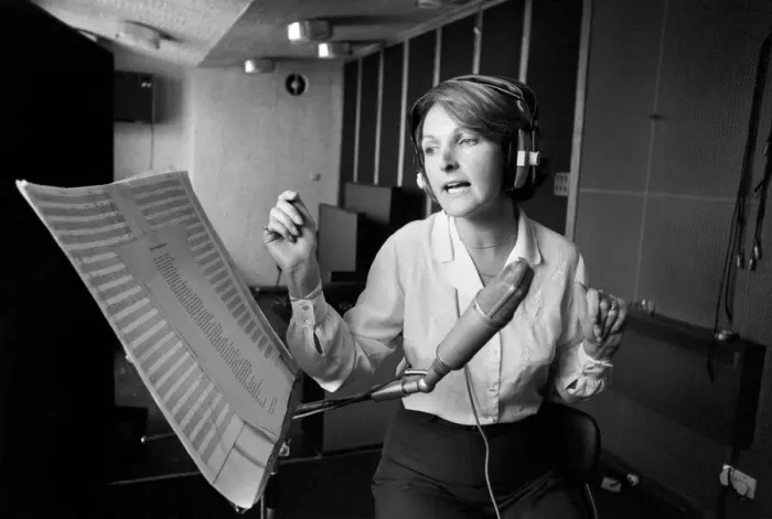 Framed Print : Actress Penelope Keith makes a record about a Dachsund dog. June 1980 80-03067-002