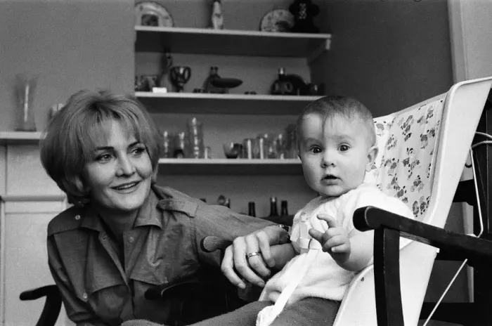 Framed Print : Actress Sheila Hancock with her baby daughter Melanie Jane. 14th March 1965 Framed Print : Actress Sheila Hancock with her baby daughter Melanie Jane. 14th March 1965