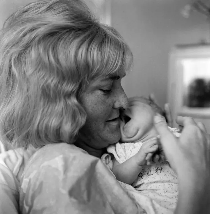 Framed Print : Actress Sheila Hancock with her newborn baby Melanie at Queen Charlottes Hospital Framed Print : Actress Sheila Hancock with her newborn baby Melanie at Queen Charlottes Hospital