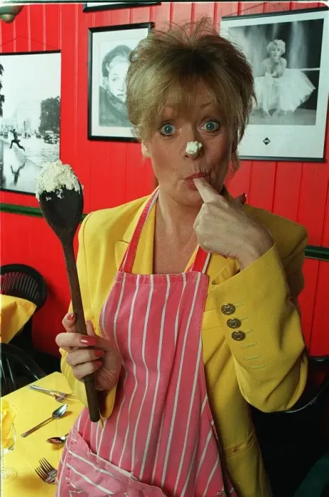 Framed Print : Actress Sherrie Hewson in her restaurant Booms in Richmond. 22nd October 1998 Framed Print : Actress Sherrie Hewson in her restaurant Booms in Richmond. 22nd October 1998