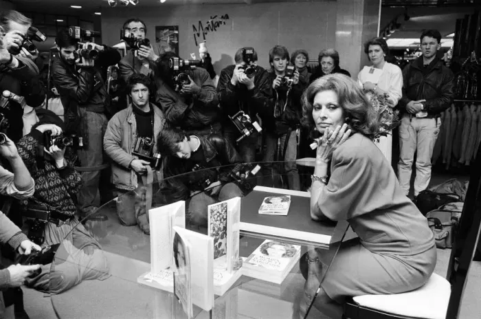 Framed Print : Actress Sophia Loren at Harvey Nichols store in Knightsbridge Framed Print : Actress Sophia Loren at Harvey Nichols store in Knightsbridge