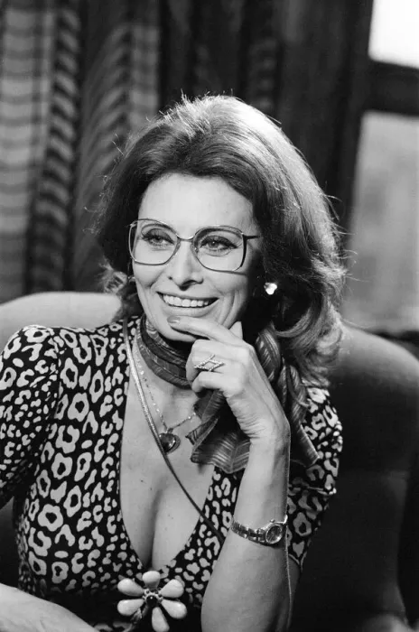 Framed Print : Actress Sophia Loren pictured at the Piccadilly Hotel Manchester, December 1982 Framed Print : Actress Sophia Loren pictured at the Piccadilly Hotel Manchester, December 1982