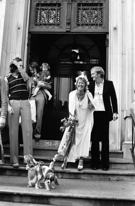 Framed Print : Actress Stephanie Beacham marries actor John McEnery at Hampstead Registry Office, London Framed Print : Actress Stephanie Beacham marries actor John McEnery at Hampstead Registry Office, London