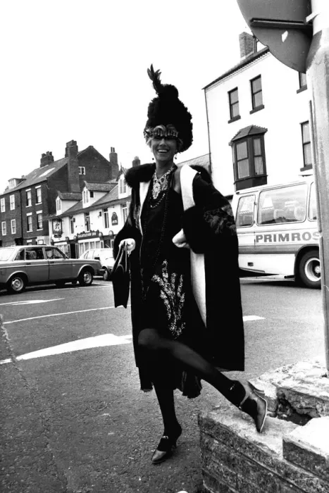 Framed Print : Actress Sue Lloyd in Tynemouth on 30th July 1986 dressed in her costume for her role in Framed Print : Actress Sue Lloyd in Tynemouth on 30th July 1986 dressed in her costume for her role in
