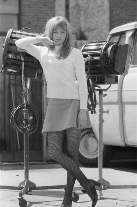 Framed Print : Actress Susan George, pictured on the film set during a filming break in Tooting High Framed Print : Actress Susan George, pictured on the film set during a filming break in Tooting High