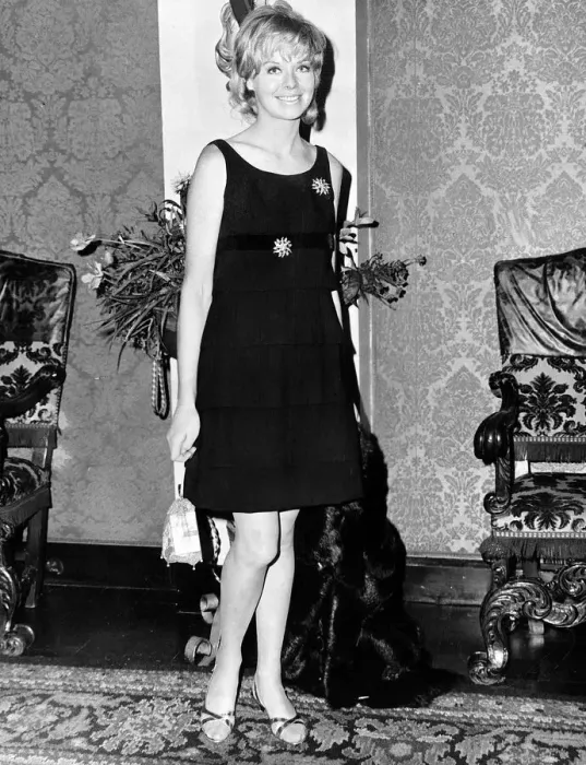 Framed Print : Actress Susannah Dec1966 York at the plaza for the premier of the film Paris is burning