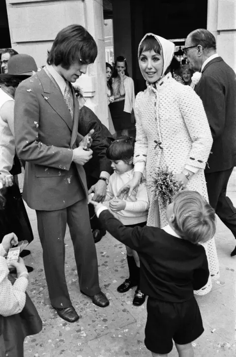 Framed Print : Actress Una Stubbs marries Nicky Henson (son of Leslie Henson). Wandsworth Town Hall Framed Print : Actress Una Stubbs marries Nicky Henson (son of Leslie Henson). Wandsworth Town Hall