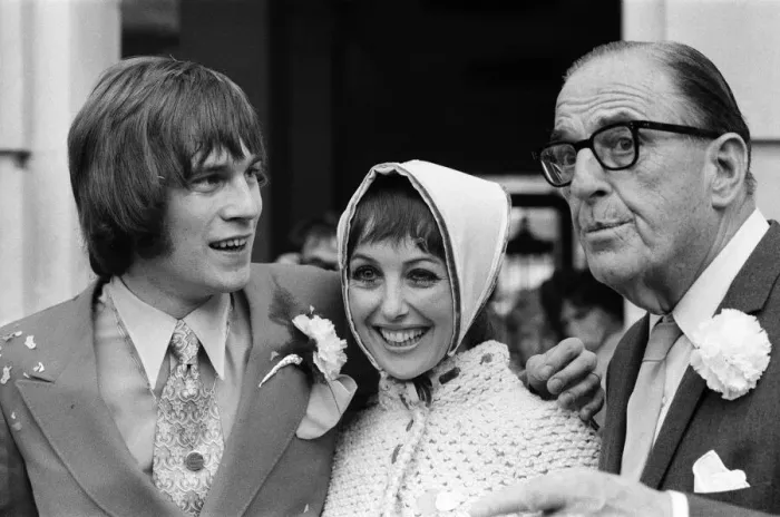 Framed Print : Actress Una Stubbs marries Nicky Henson (son of Leslie Henson). Wandsworth Town Hall Framed Print : Actress Una Stubbs marries Nicky Henson (son of Leslie Henson). Wandsworth Town Hall