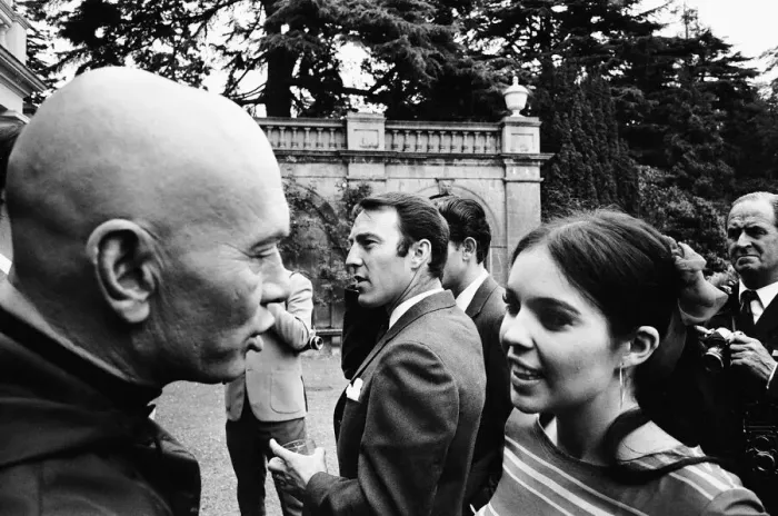 Framed Print : Actress Vivienne Ventura talks to Yul Brynner with Jimmy Greaves (centre Framed Print : Actress Vivienne Ventura talks to Yul Brynner with Jimmy Greaves (centre