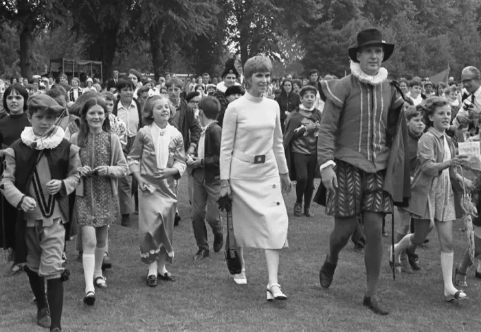 Framed Print : Actress Wendy Craig paid a visit to Warwick to open the Emscote Lawn School Elizabethan