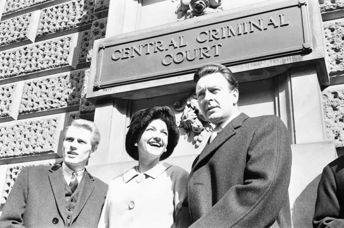 Framed Print : Adam Faith (left), Anne Baxter and Donald Sinden pose outside the Central Criminal Court