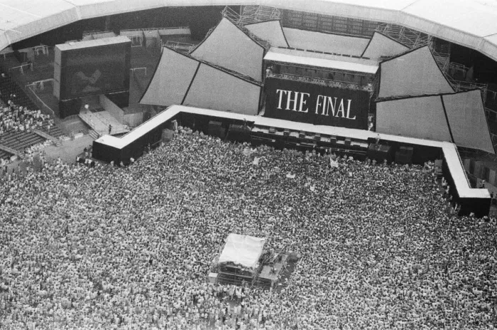 Framed Print : Aerial photo shows the 1000s of fans attending Wham ! The Farewell Concert at Wembley