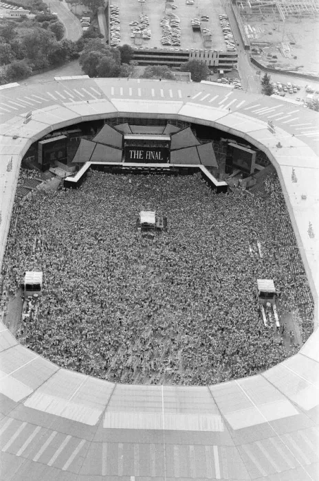 Framed Print : Aerial photo shows the 1000s of fans attending Wham ! The Farewell Concert at Wembley