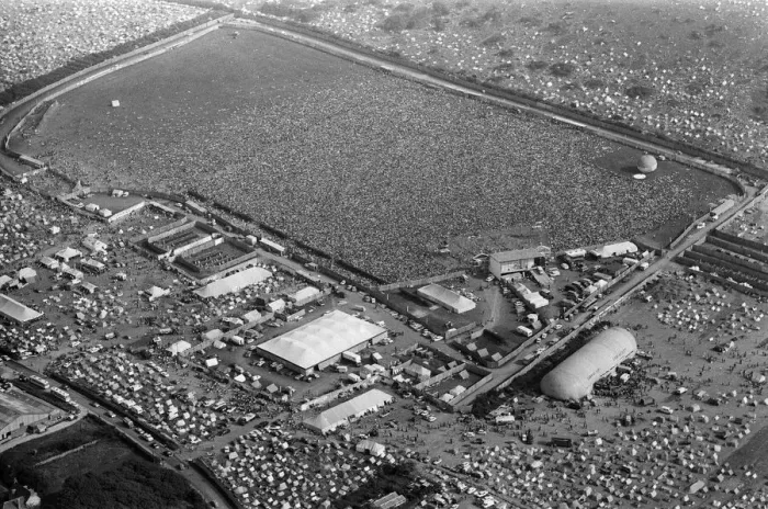 Framed Print : An aerial view of the 120, 000 pop fans massed together at Freshwater on the Isle of Wight