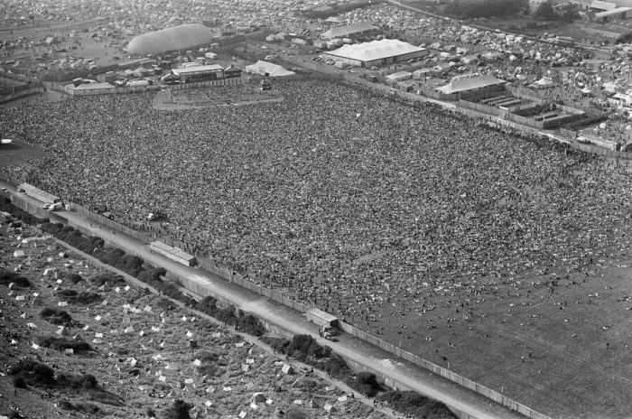 Framed Print : An aerial view of the 120, 000 pop fans massed together at Freshwater on the Isle of Wight Framed Print : An aerial view of the 120, 000 pop fans massed together at Freshwater on the Isle of Wight