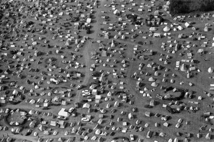 Framed Print : An aerial view of the 120, 000 pop fans massed together at Freshwater on the Isle of Wight