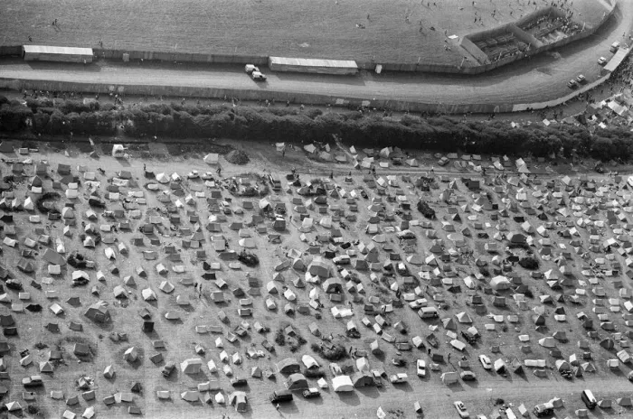 Framed Print : An aerial view of the 120, 000 pop fans massed together at Freshwater on the Isle of Wight Framed Print : An aerial view of the 120, 000 pop fans massed together at Freshwater on the Isle of Wight