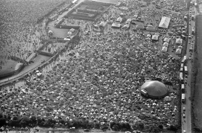 Framed Print : An aerial view of the 120, 000 pop fans massed together at Freshwater on the Isle of Wight