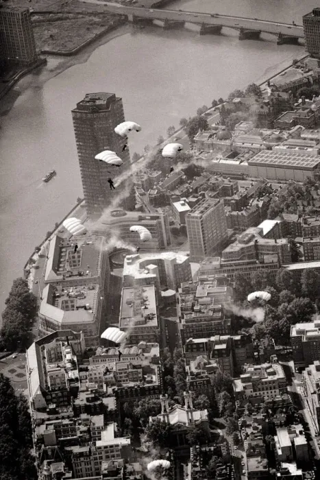 Framed Print : Aerial view of London July 1979. The 11 man team of RAF Falcon parachute dispaly Framed Print : Aerial view of London July 1979. The 11 man team of RAF Falcon parachute dispaly
