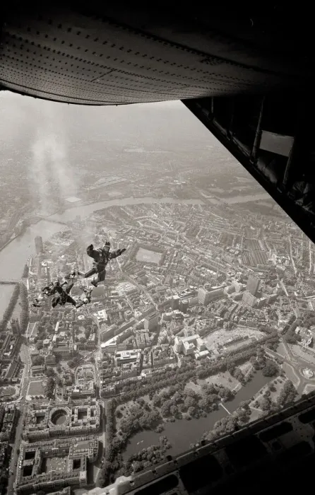 Framed Print : Aerial view of London July 1979. The 11 man team of RAF Falcon parachute display Framed Print : Aerial view of London July 1979. The 11 man team of RAF Falcon parachute display