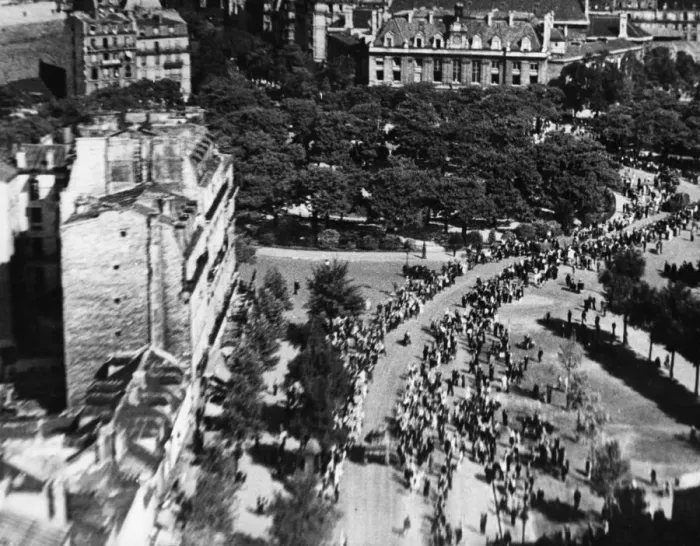 Framed Print : Aerial view showing the rejoicing crowds on the streets of Paris as they greet the entry Framed Print : Aerial view showing the rejoicing crowds on the streets of Paris as they greet the entry