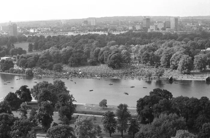 Framed Print : An aerial view showing the vast crowd gathered around the Serpentine during the all day Framed Print : An aerial view showing the vast crowd gathered around the Serpentine during the all day