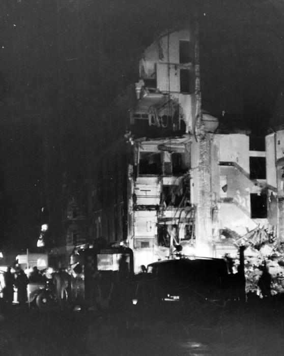 Framed Print : Aftermath of a V-bomb at Duke Street, Marylebone, London Framed Print : Aftermath of a V-bomb at Duke Street, Marylebone, London