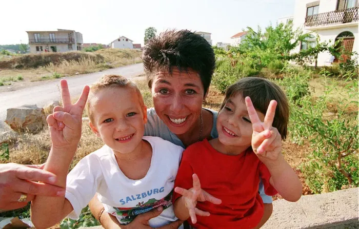 Framed Print : Aid worker Sally Becker pictured in Bosnia with children during war in Yugoslavia