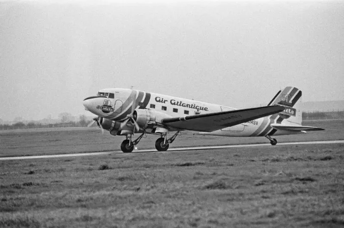Framed Print : An Air Atlantique Dakota G-AMSV takes to the skies over Coventry Airport to celebrate Framed Print : An Air Atlantique Dakota G-AMSV takes to the skies over Coventry Airport to celebrate