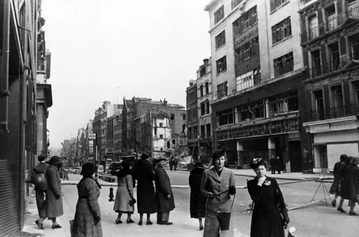 Framed Print : Air raid damage to Oxford Street, London. 20th April 1941 Framed Print : Air raid damage to Oxford Street, London. 20th April 1941