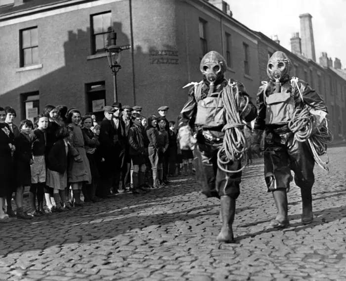 Framed Print : Air Raid Precaution Wardens take part in a pre-war exercise in the Scotwood Road area of Framed Print : Air Raid Precaution Wardens take part in a pre-war exercise in the Scotwood Road area of