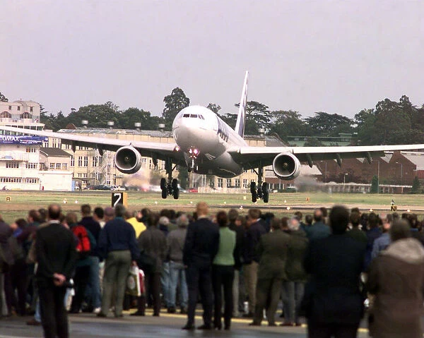 Airbus A330 lands at Farnborough Air Show September 1998