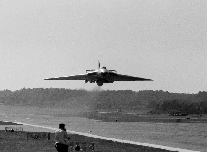 Framed Print : Aircraft AVRO Vulcan (Olympus Test Bed) flies in at full power Framed Print : Aircraft AVRO Vulcan (Olympus Test Bed) flies in at full power