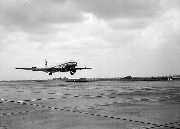 Aircraft Comet De Havilland Jet Airliner coming into land 1952