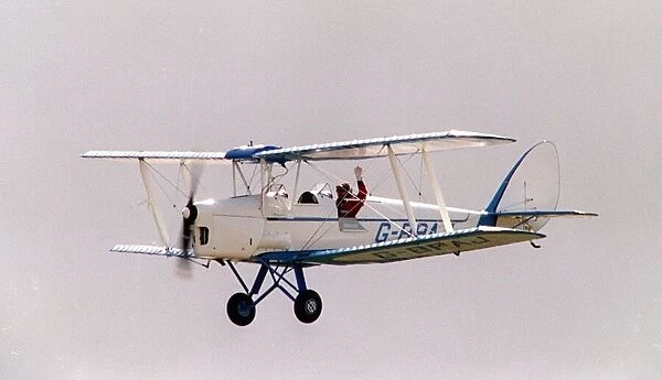 Aircraft de Havilland DH82 Tiger Moth August 1993 flying at the Wroughton
