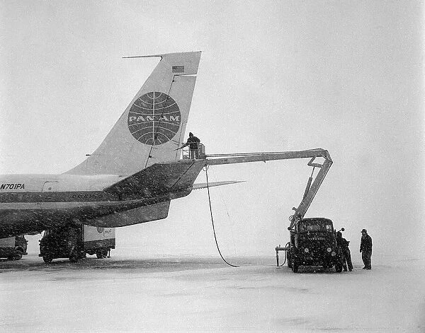 Aircraft Pan-Am Boeing 707 March 1965 Ground crew at Heathrow Airport de-ice