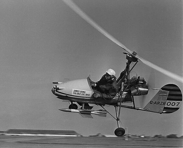 Aircraft Wallis Autogyro - August 1967 Group Captain Ken McHaddie demonstrates