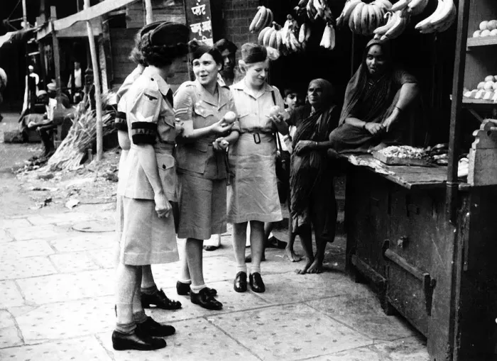 Framed Print : Airwomen buying fruit at an Indian fruit market are given advice by members of the W A A Framed Print : Airwomen buying fruit at an Indian fruit market are given advice by members of the W A A