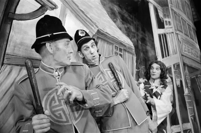 Framed Print : Aladdin, Pantomime, Photo-call, Birmingham Hippodrome, 20th December 1974 Framed Print : Aladdin, Pantomime, Photo-call, Birmingham Hippodrome, 20th December 1974