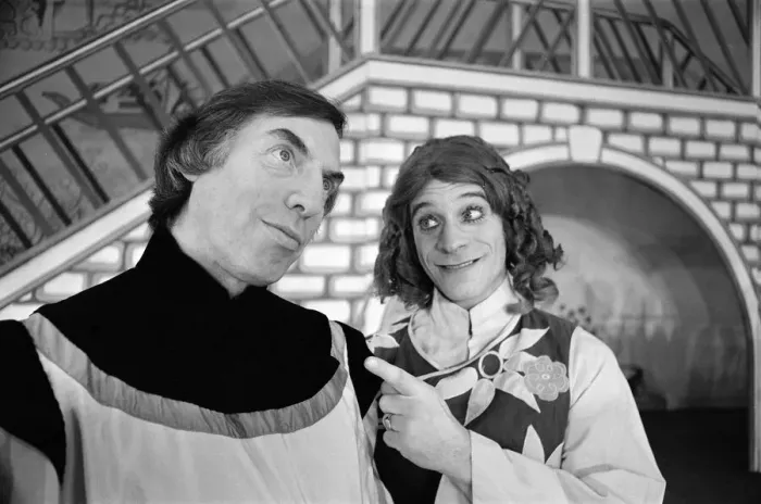 Framed Print : Aladdin, Pantomime, Photo-call, Birmingham Hippodrome, 20th December 1974. Larry Grayson