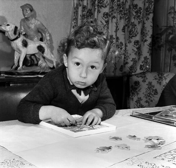 Alan Goldshaker aged 3 making up his jigsaw puzzles. October 1953 D5977-001