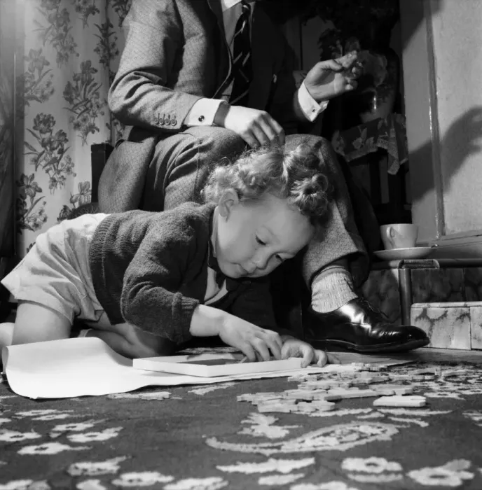 Framed Print : Alan Goldshaker aged 3 making up his jigsaw puzzles. October 1953 D5977